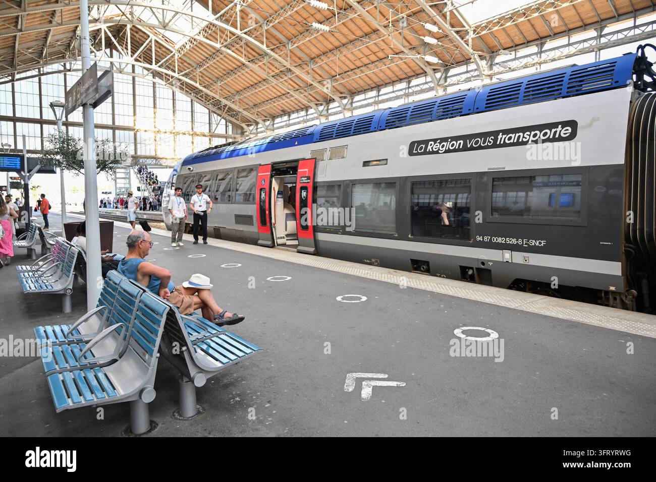 La Rochelle (westliche Frankreich): Passagiere auf den Bahnsteigen des Bahnhofs, Zugang zu Haupt- und Regionalstrecken. TER-Zug aus der Nouv Stockfoto