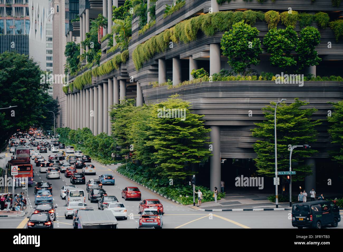 Stauverkehr auf der New Bridge Road fließt an den terrassenförmigen Himmelsgärten des Parkroyal Collection Pickering Hotels in Singapur vorbei Stockfoto