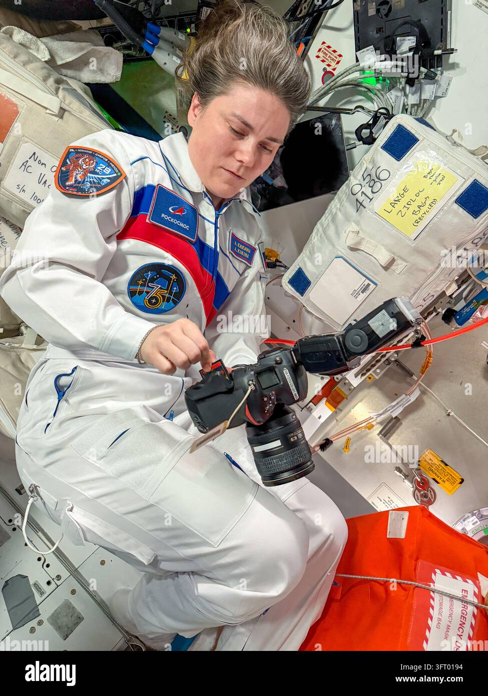 Roscosmos-Kosmonautin Anna Kikina konfiguriert eine Kamera an Bord der Internationalen Raumstation, 2. Oktober 2026 Stockfoto