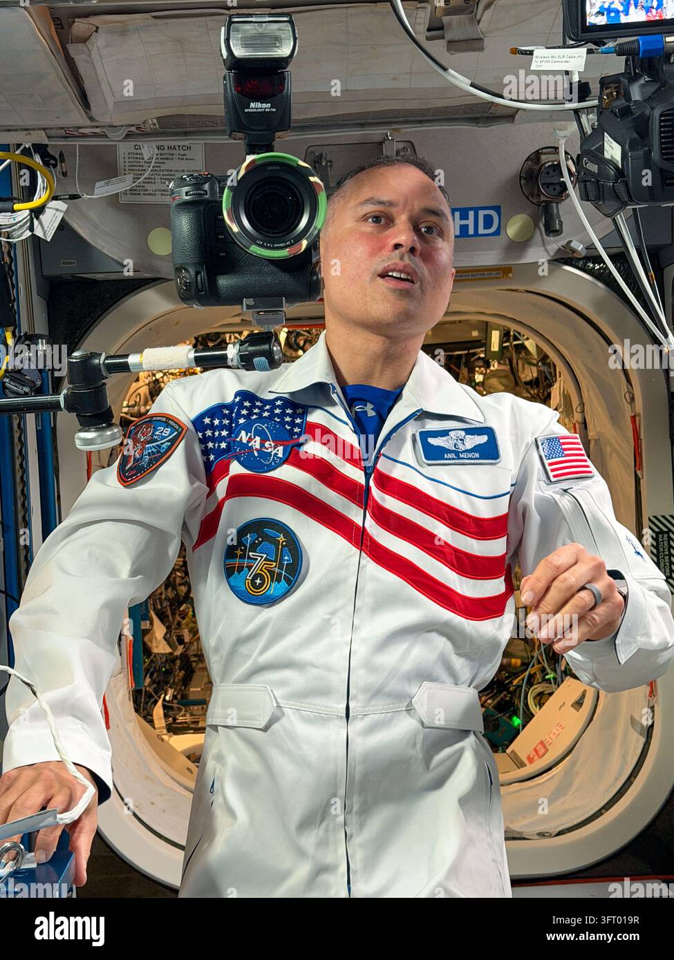 NASA-Astronaut Anil Menon bereitet sich darauf vor, ein Porträt seiner Crewkameraden zu machen, 2. Oktober 2026 Stockfoto