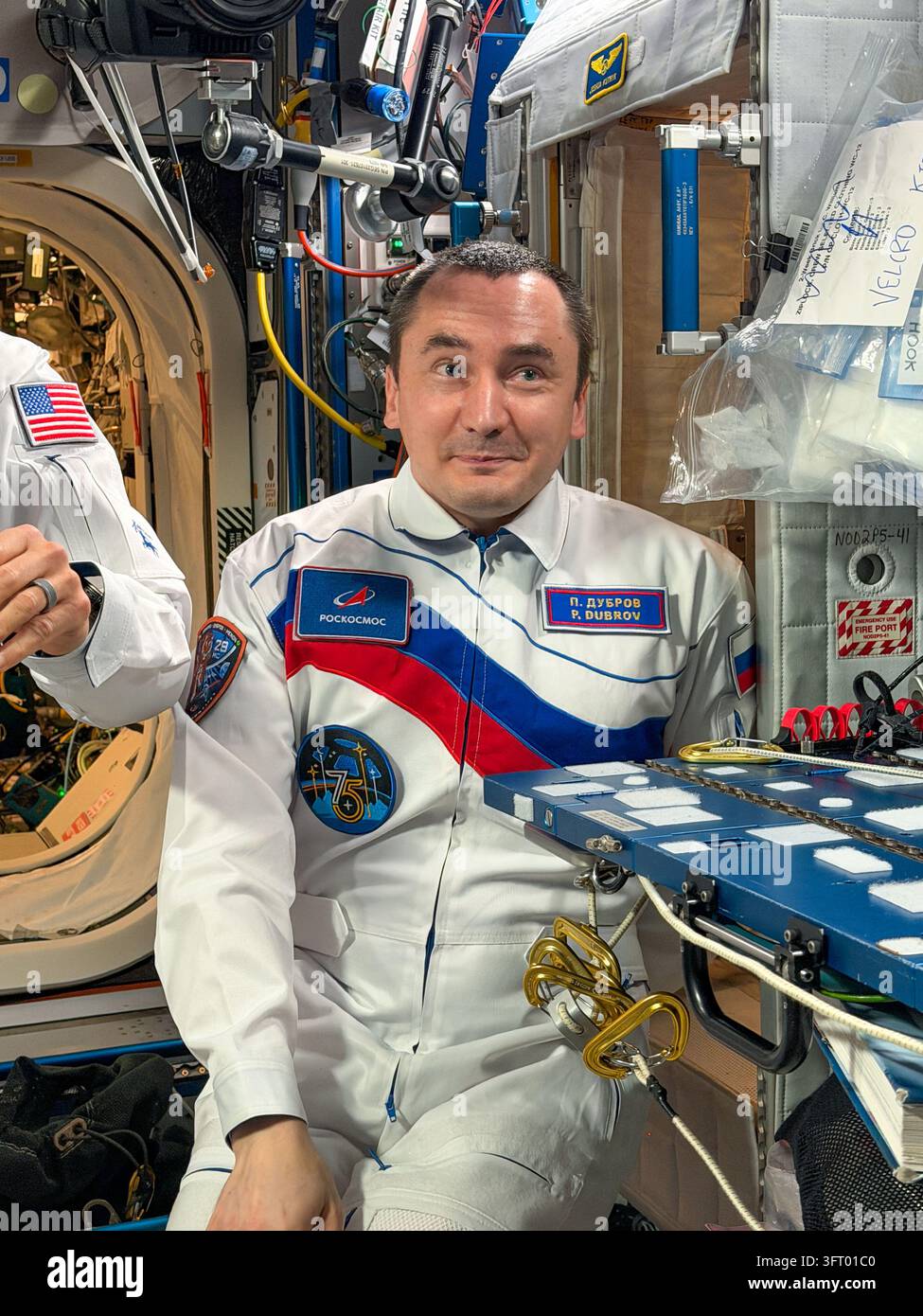Roscosmos-Kosmonaut Pyotr Dubrov entspannt sich an Bord der Internationalen Raumstation, 2. Oktober 2026 Stockfoto