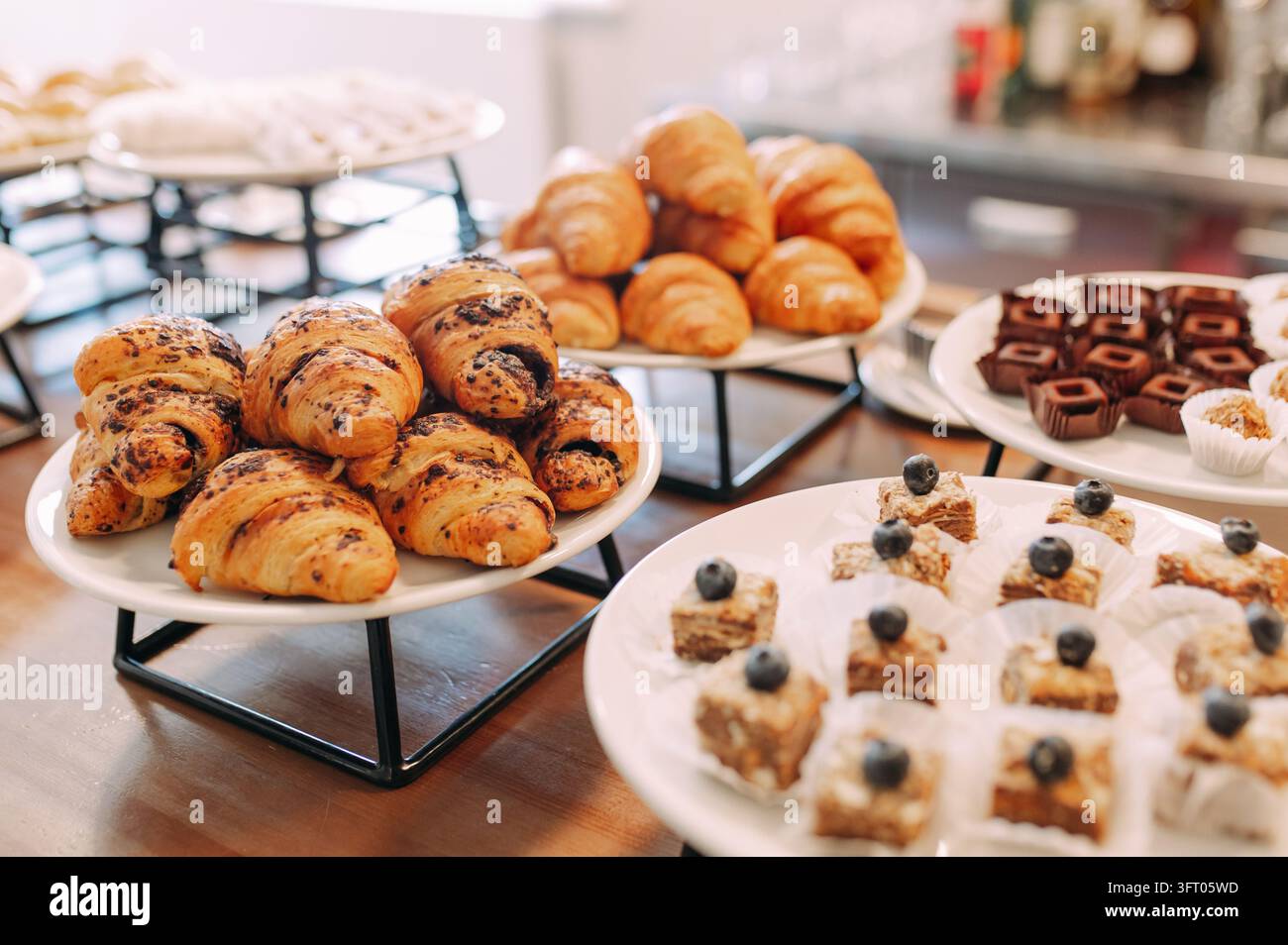 Verschiedene Croissants und Gebäck auf einem Hotel-Frühstücksbuffet Stockfoto