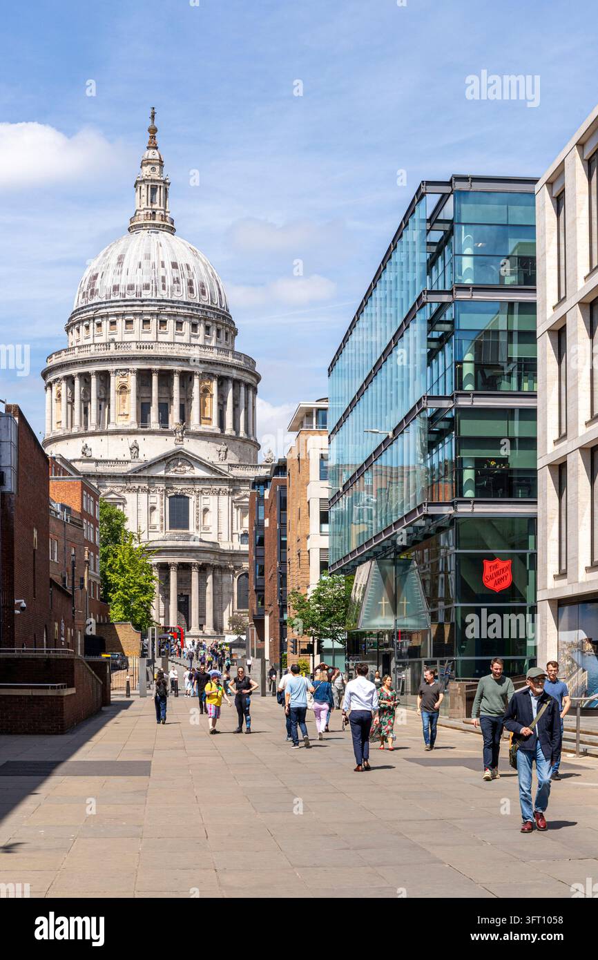 St. Paul's Cathedral und das internationale Hauptquartier der Heilsarmee, gesehen vom Peters Hill, Sermon Lane, City of London, England UK Stockfoto
