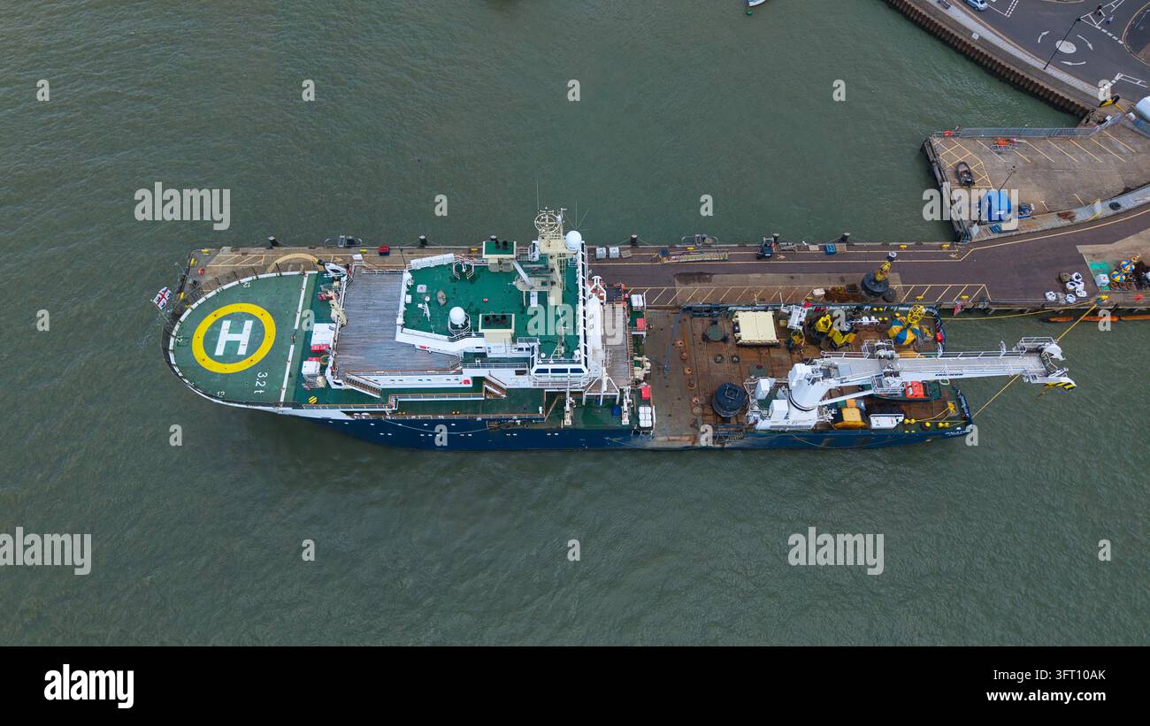 Luftbild eines Leuchtturmversorgungsschiffes, das im Hafen von Harwich, England, Vereinigtes Königreich, angelegt hat. Stockfoto