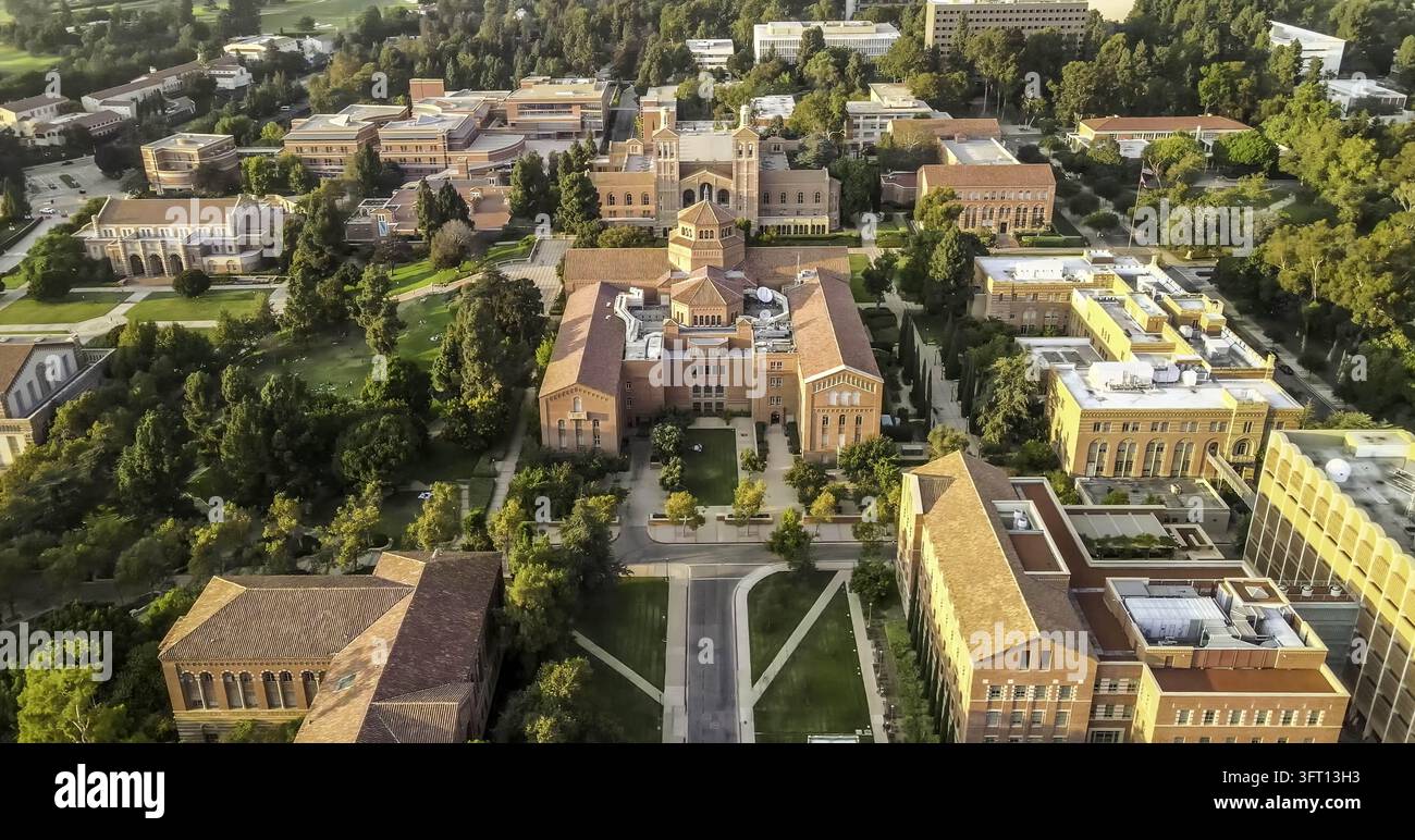 Luftbild des UCLA-Campus mit historischen roten Backsteingebäuden und Terrazzofassaden, üppigen grünen Bäumen und gepflegten Rasenflächen in Westwood, Kalifornien Stockfoto