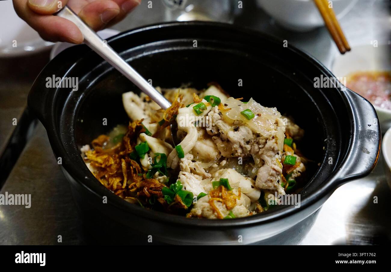 Schweinehirn gedämpft mit Kräutern und getrockneten Zwiebeln im Schmortopf Stockfoto