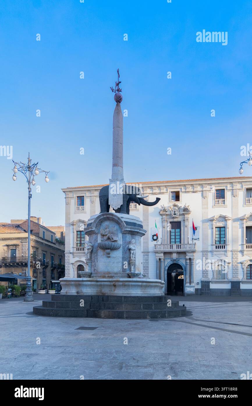 Elefantenbrunnen steht auf der Piazza del Duomo vor dem Rathaus von Catania, Sizilien, Italien Stockfoto