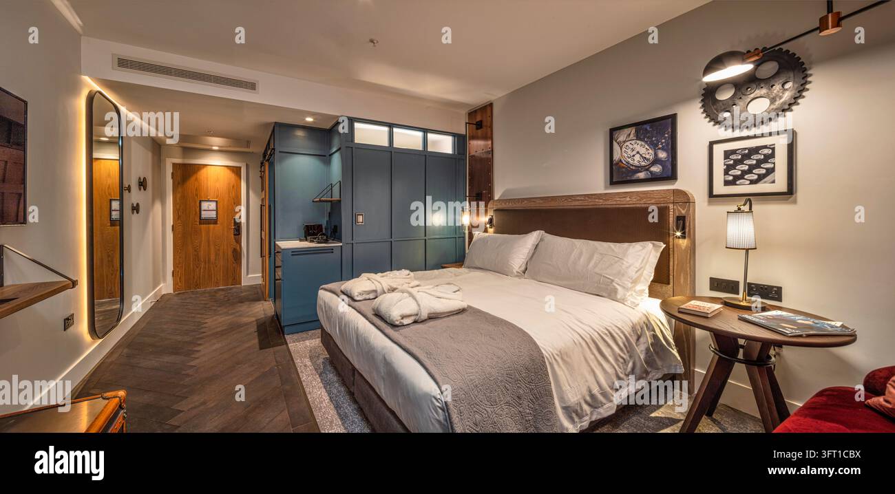 Stilvolles Gästezimmer im The Gantry Hotel, Stratford, London, UK, mit zeitgenössischen Interieurs, maßgeschneiderten Möbeln und warmer Beleuchtung. Stockfoto