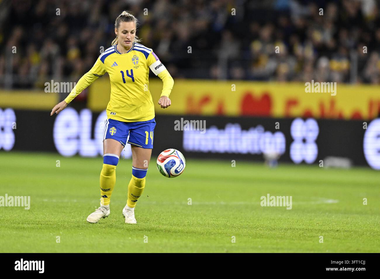 STOCKHOLM, SCHWEDEN 20261013Schwedens Nathalie Björn während des Fußballspiels am Dienstag, Weltmeisterschaftsspiel zwischen Schweden und Litauen in der Strawberry Arena. Foto: Pontus Lundahl/TT/Code 10050 Dieser Text wurde automatisch übersetzt Kredit: TT News Agency/Alamy Live News Stockfoto