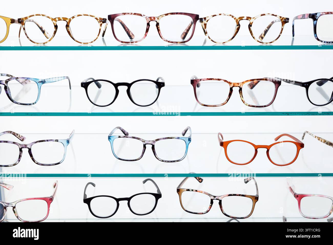 Augenrahmend displayed auf beleuchteten Regalen in einem Optikergeschäft bieten Optionen für Sehkorrekturen, modische Accessoires und Einzelhandelsgeschäfte. Stockfoto