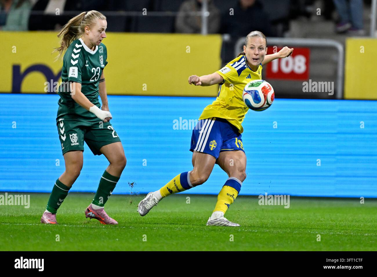 STOCKHOLM, SCHWEDEN 20261013Schwedens Nathalie Björn während des Fußballspiels am Dienstag, Weltmeisterschaftsspiel zwischen Schweden und Litauen in der Strawberry Arena. Foto: Pontus Lundahl/TT/Code 10050 Dieser Text wurde automatisch übersetzt Kredit: TT News Agency/Alamy Live News Stockfoto