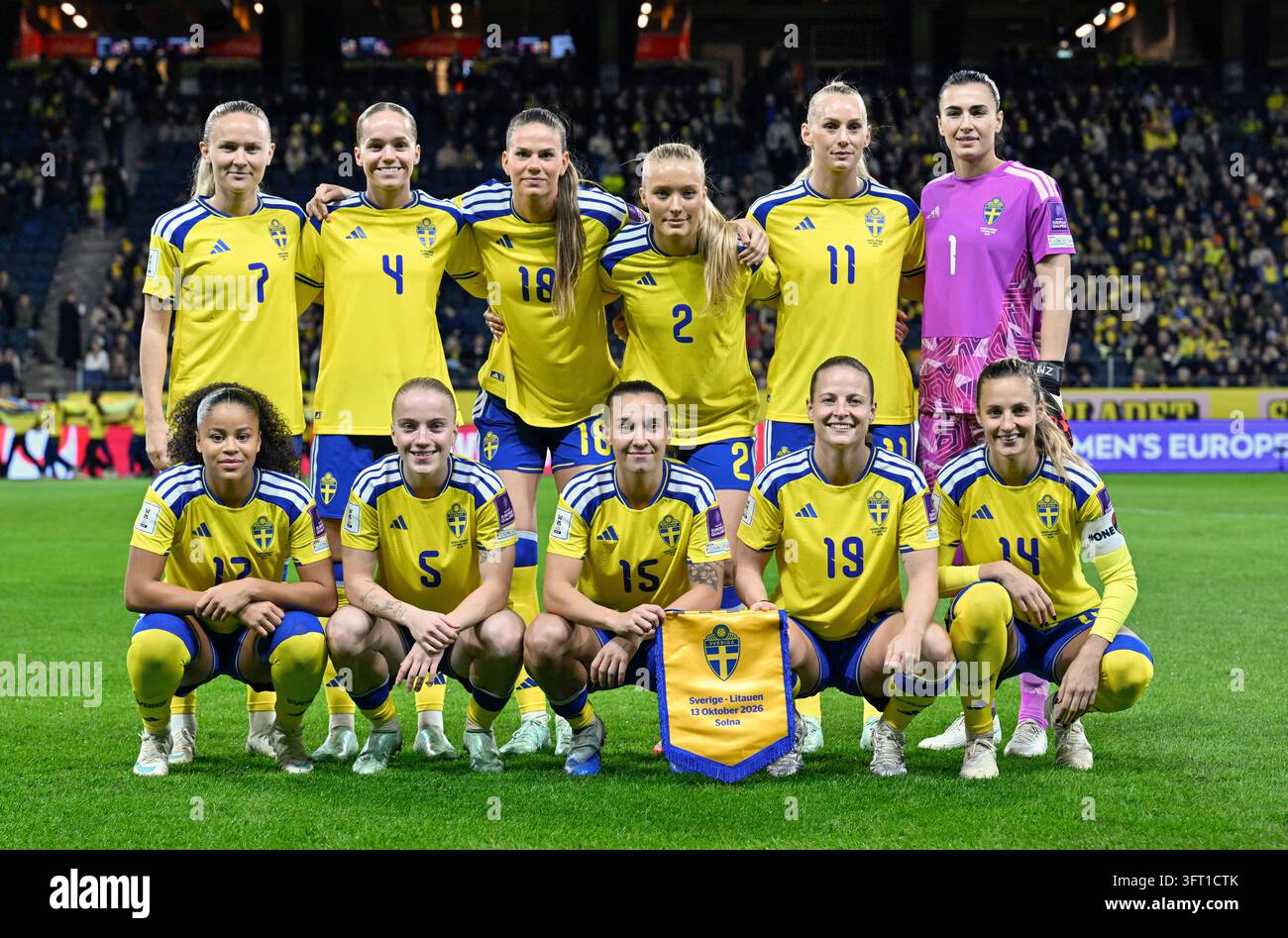 STOCKHOLM, SCHWEDEN 20261013Schwedens Star-Elf vor dem Dienstagsspiel, WM-Playoff zwischen Schweden und Litauen in der Strawberry Arena. Obere Reihe von links: Matilda Vinberg, Hanna Lundkvist, Bella Andersson, Smilla Holmberg, Stina Blackstenius, Zecira Musovic. Untere Reihe von links: Felicia Schröder, Anna Sandberg, Julia Zigiotti Olme, Anna Anvegård und Nathalie Björn. Foto: Pontus Lundahl/TT/Code 10050 Dieser Text wurde automatisch übersetzt Credit: TT News Agency/Alamy Live News Stockfoto