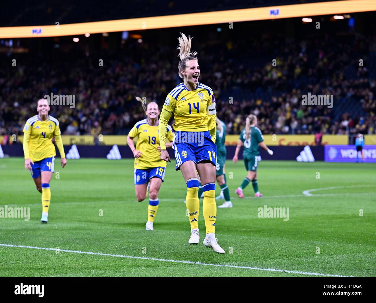 STOCKHOLM, SCHWEDEN 20261013Schwedens Nathalie Björn feiert nach dem Treffer zum 1:0 während des WM-Playoff-Fußballspiels zwischen Schweden und Litauen am Dienstag in der Strawberry Arena. Foto: Pontus Lundahl/TT/Code 10050 Dieser Text wurde automatisch übersetzt Credit: TT News Agency/Alamy Live News Stockfoto