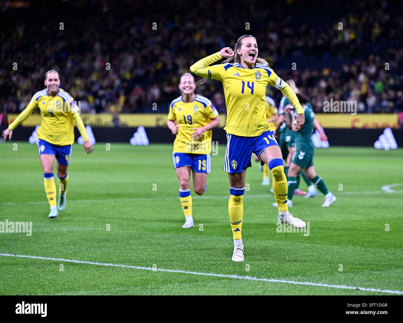 STOCKHOLM, SCHWEDEN 20261013Schwedens Nathalie Björn feiert nach dem Treffer zum 1:0 während des WM-Playoff-Fußballspiels zwischen Schweden und Litauen am Dienstag in der Strawberry Arena. Foto: Pontus Lundahl/TT/Code 10050 Dieser Text wurde automatisch übersetzt Credit: TT News Agency/Alamy Live News Stockfoto