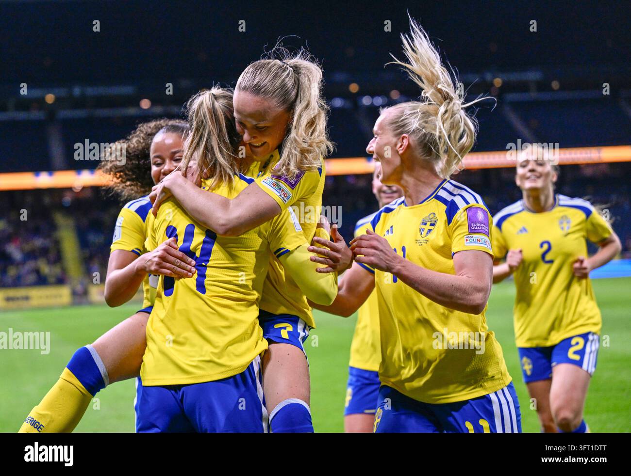 STOCKHOLM, SCHWEDEN 20261013Schwedens Nathalie Björn wird zu ihrem 1:0-Tor während des Fußballspiels am Dienstag, Weltmeisterschaft-Playoff zwischen Schweden und Litauen in der Strawberry Arena, beglückwünscht. Foto: Pontus Lundahl/TT/Code 10050 Dieser Text ist automatisch übersetzt Credit: TT News Agency/Alamy Live News Stockfoto