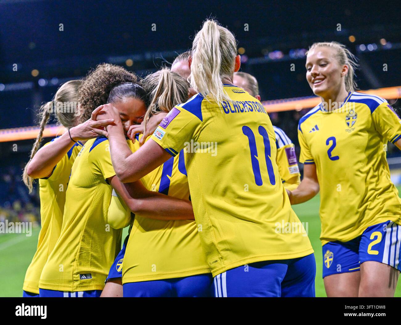 STOCKHOLM, SCHWEDEN 20261013Schwedens Nathalie Björn wird zu ihrem 1:0-Tor während des Fußballspiels am Dienstag, Weltmeisterschaft-Playoff zwischen Schweden und Litauen in der Strawberry Arena, beglückwünscht. Foto: Pontus Lundahl/TT/Code 10050 Dieser Text ist automatisch übersetzt Credit: TT News Agency/Alamy Live News Stockfoto