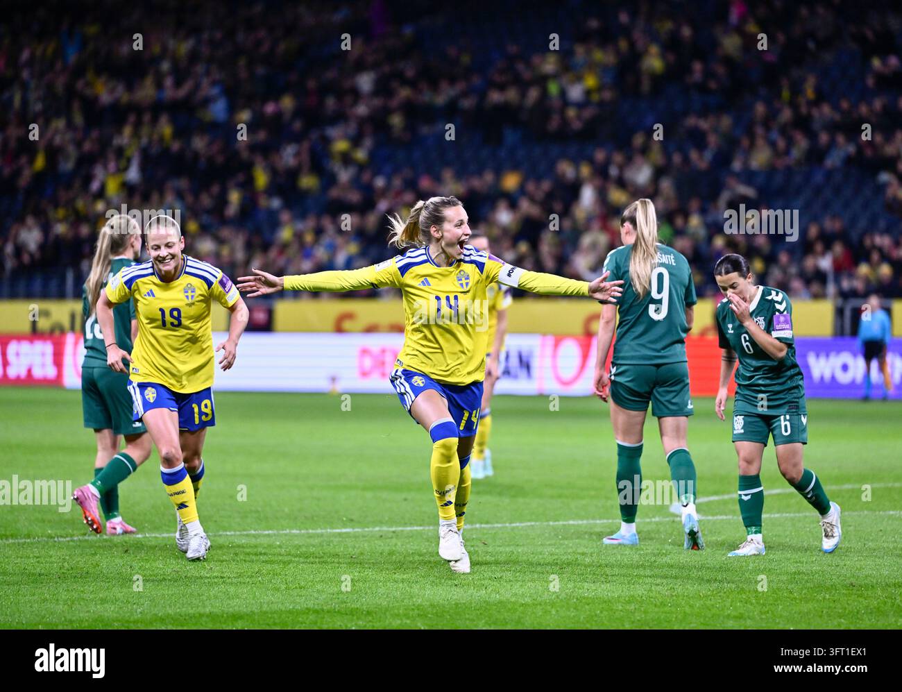 STOCKHOLM, SCHWEDEN 20261013Schwedens Nathalie Björn feiert nach dem Treffer zum 1:0 während des WM-Playoff-Fußballspiels zwischen Schweden und Litauen am Dienstag in der Strawberry Arena. Foto: Pontus Lundahl/TT/Code 10050 Dieser Text wurde automatisch übersetzt Credit: TT News Agency/Alamy Live News Stockfoto