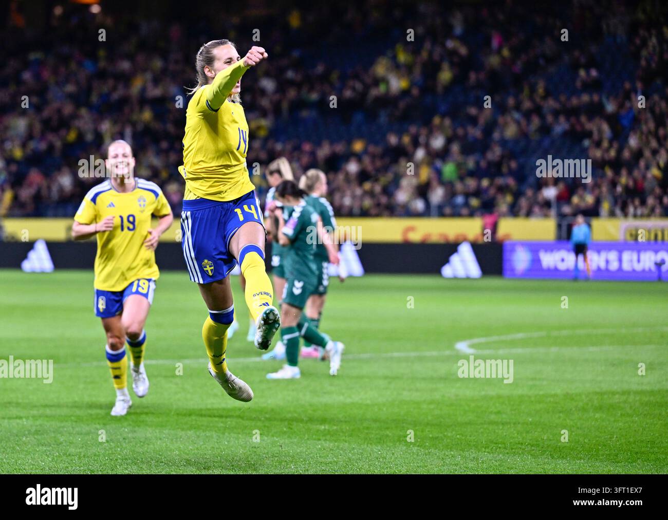 STOCKHOLM, SCHWEDEN 20261013Schwedens Nathalie Björn feiert nach dem Treffer zum 1:0 während des WM-Playoff-Fußballspiels zwischen Schweden und Litauen am Dienstag in der Strawberry Arena. Foto: Pontus Lundahl/TT/Code 10050 Dieser Text wurde automatisch übersetzt Credit: TT News Agency/Alamy Live News Stockfoto