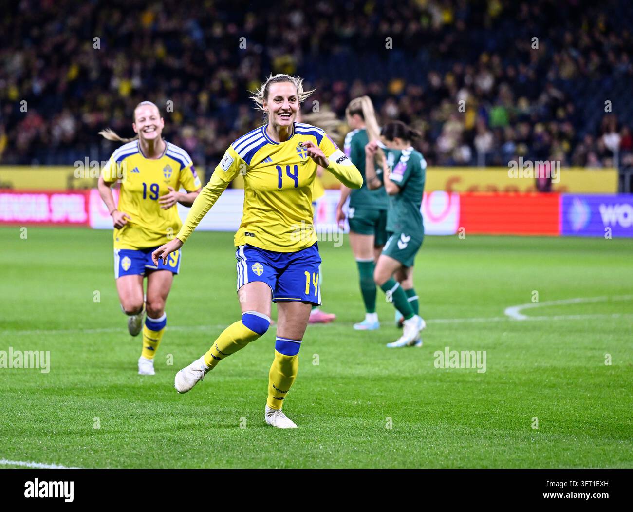 STOCKHOLM, SCHWEDEN 20261013Schwedens Nathalie Björn feiert nach dem Treffer zum 1:0 während des WM-Playoff-Fußballspiels zwischen Schweden und Litauen am Dienstag in der Strawberry Arena. Foto: Pontus Lundahl/TT/Code 10050 Dieser Text wurde automatisch übersetzt Credit: TT News Agency/Alamy Live News Stockfoto