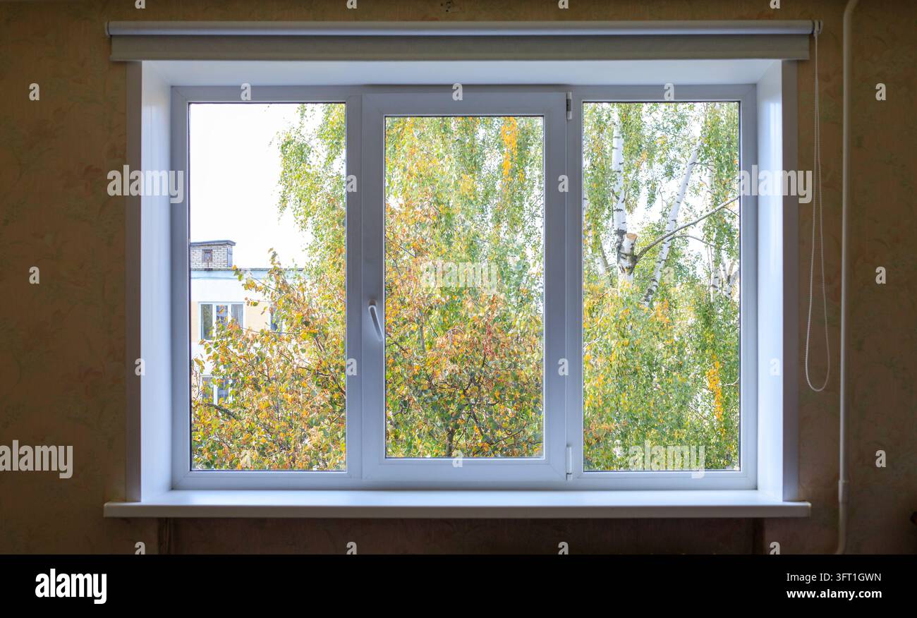 Weißes Kunststofffenster, das für eine professionelle gewerbliche Reinigung vorbereitet wurde. Facility-Management-Service, der darauf abzielt, das Innere sauber und ordentlich zu halten. Stockfoto