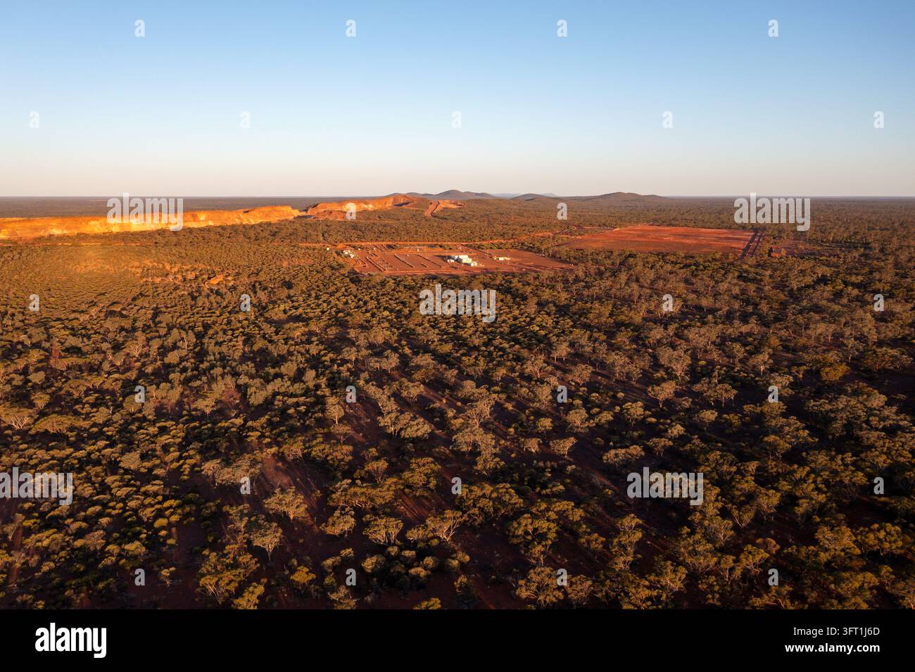 Panoramatische Luftaufnahme der Eisenerzmine in den Mount Jackson Hill Ranges, Westaustralien Stockfoto