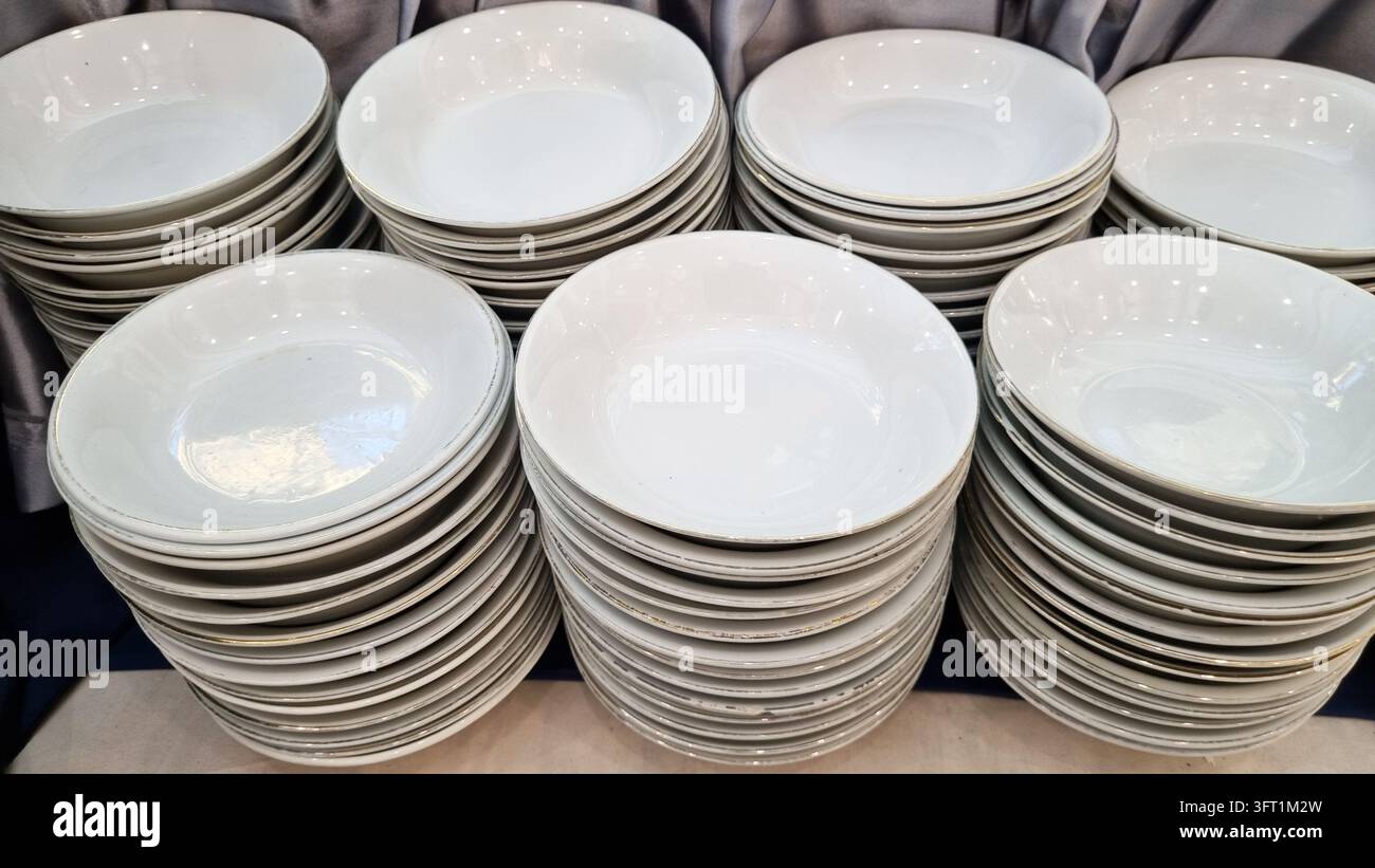 Stapel von Schüsseln auf dem Buffettisch. Stockfoto
