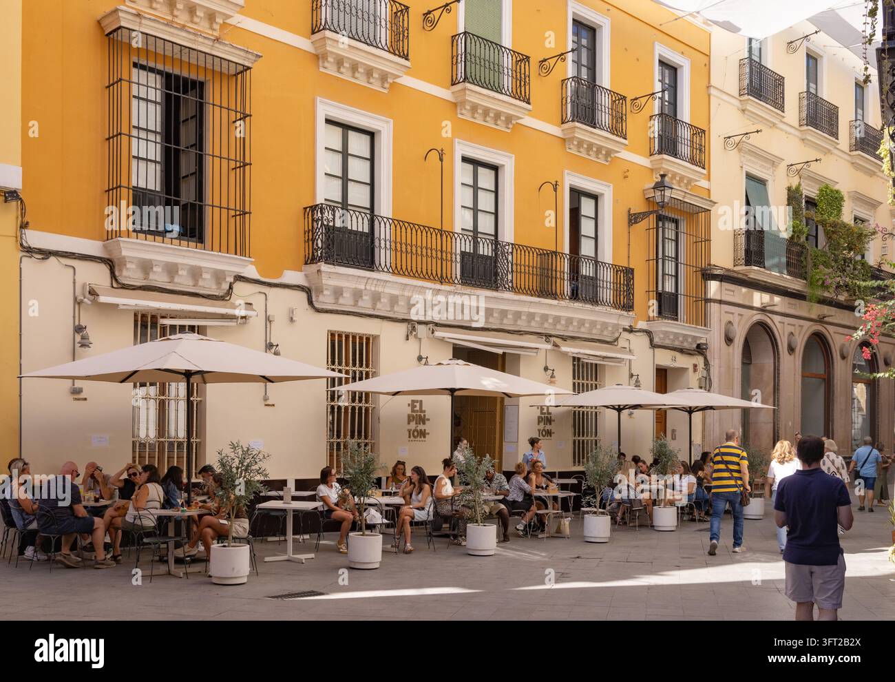 Menschen sitzen und essen im Freien in einem spanischen Restaurant, Sevilla (Sevilla), Andalusien, Spanien. Sevilla-Urlaub Stockfoto