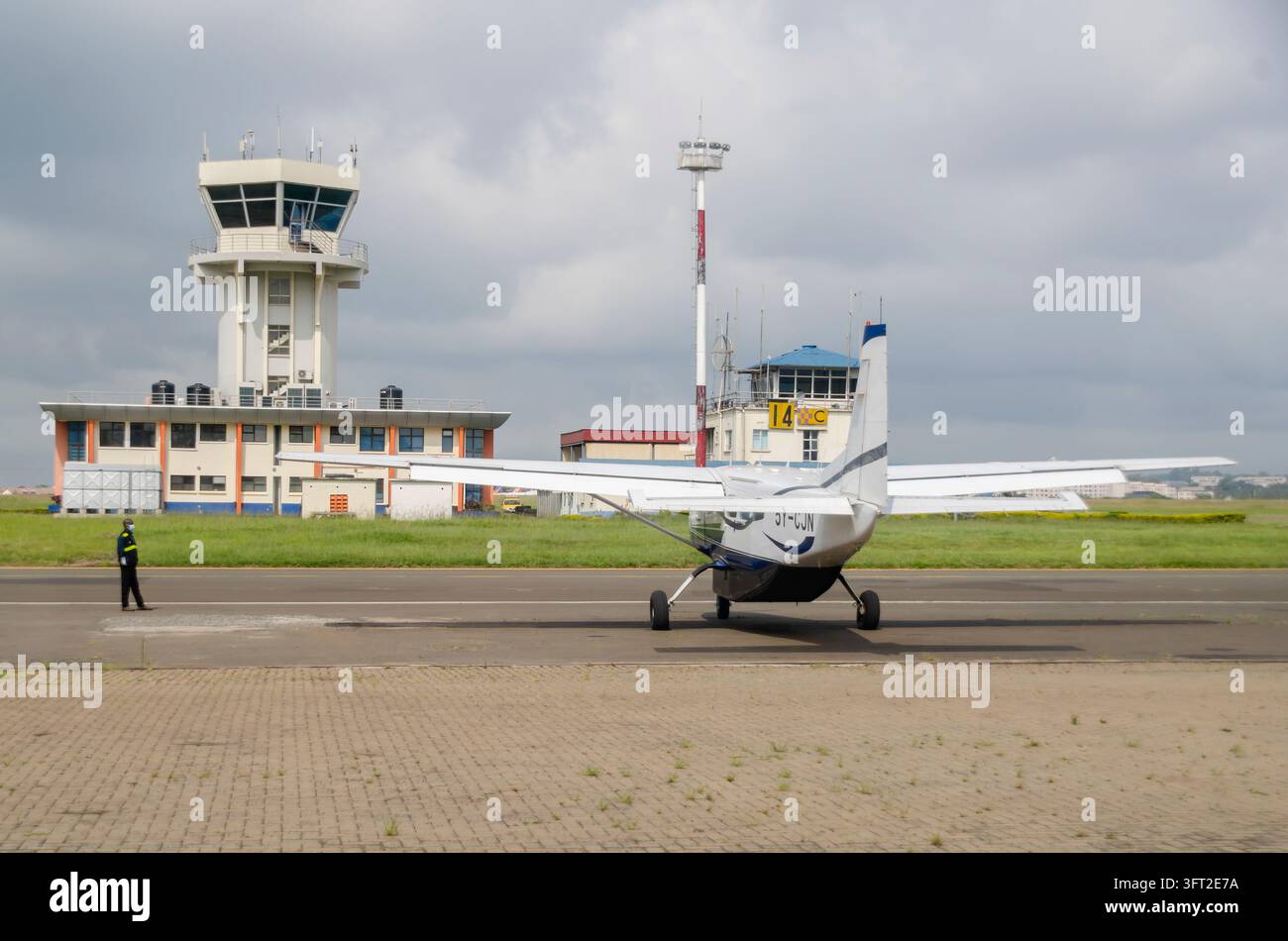 Nirobi, Kenia – 29. Mai 2021: Flugzeug bereitet sich zum Start am Wilson Airport vor. Stockfoto