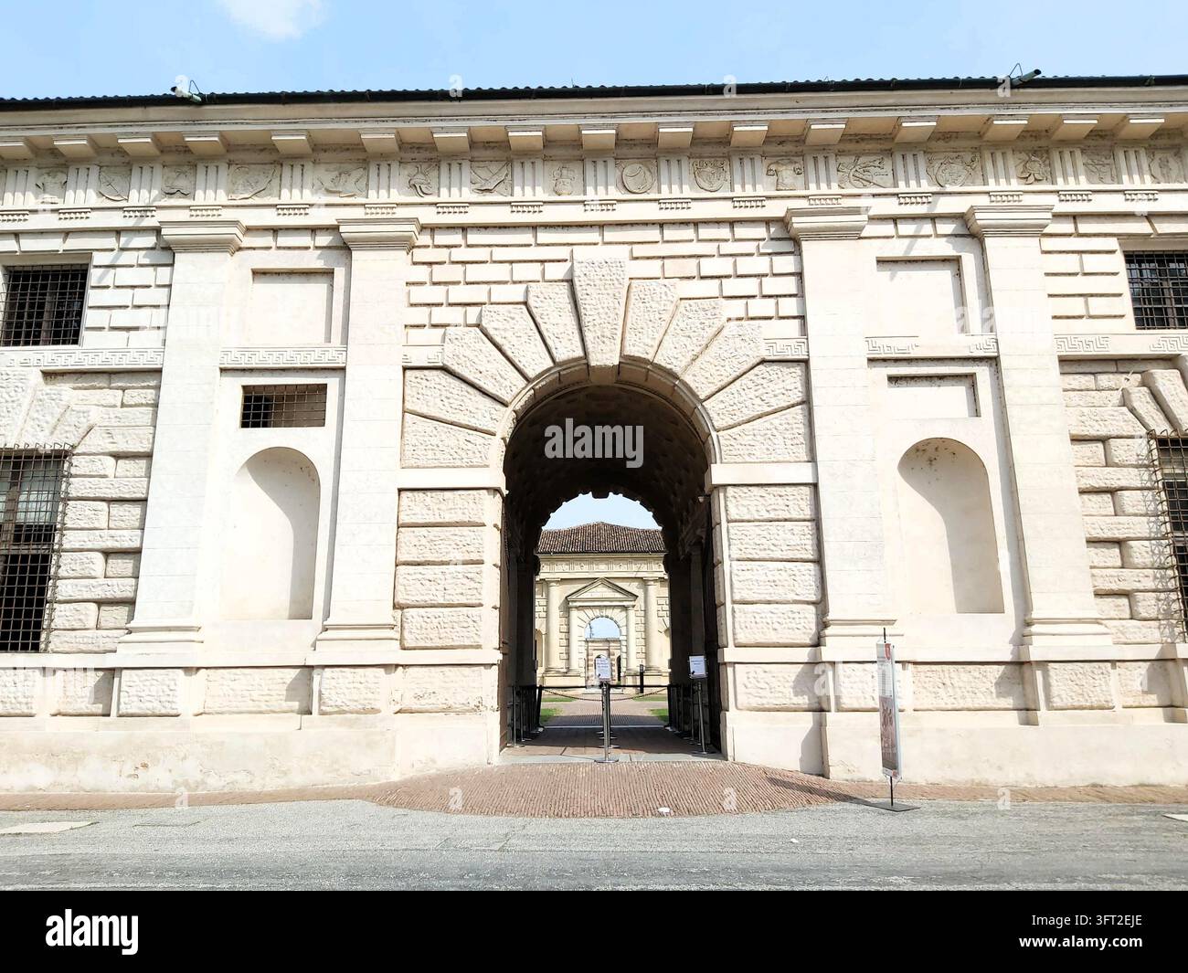 Monumentaler rustizierter Eingangsbogen und Fassade des Palazzo Te, des berühmten Renaissancepalastes in Mantua, Lombardei, Italien Stockfoto