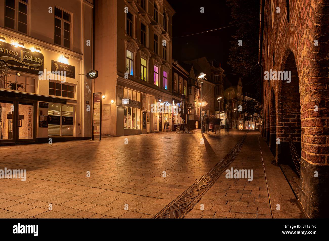 Flensburg, Deutschland - Sep 2026: Norderstraße bei Nacht Stockfoto