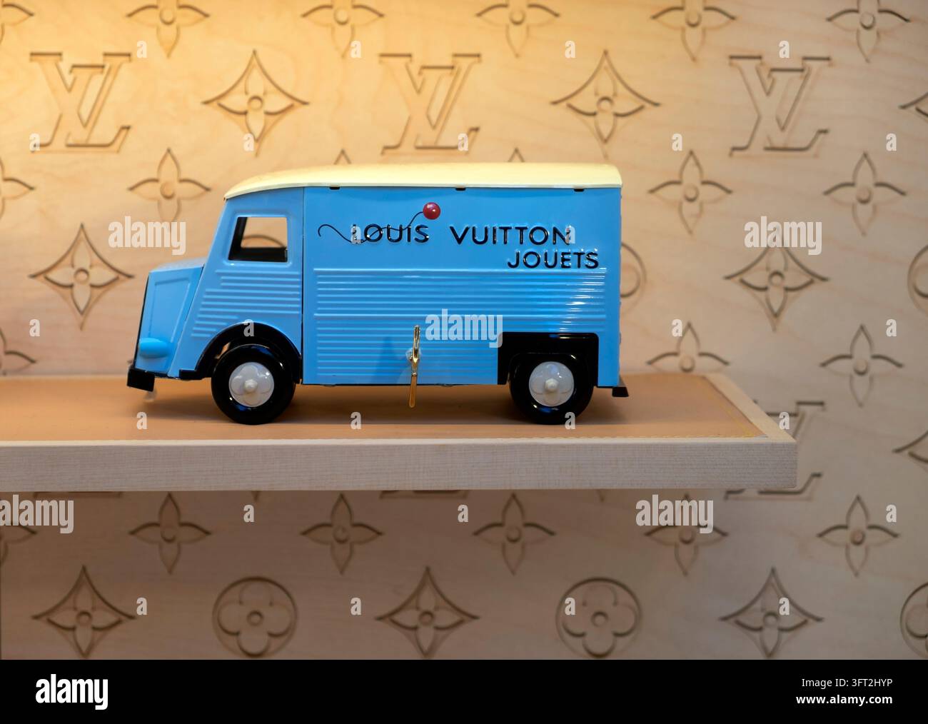 Französische Modedesignerin LV Louis Vuitton Jouets blaues Spielzeugauto im Schaufenster der Stadt London England UK 2026 Großbritannien  KATHY DEWITT Stockfoto