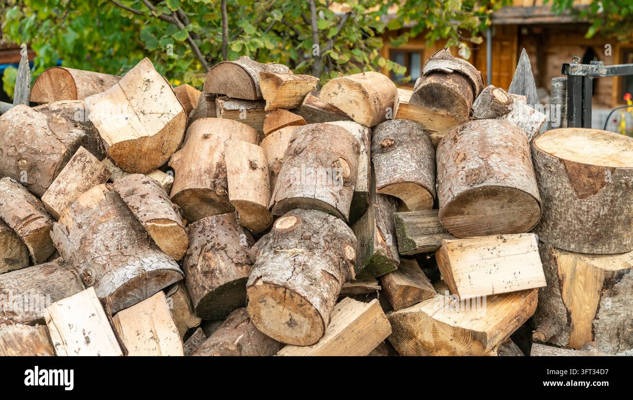 Haufen von geschnittenen Feuerholzblöcken und gespaltenem Holz in einem Dorfhof in Artvin, Türkei, gelagert zur Beheizung von Holzhäusern im Winter Stockfoto