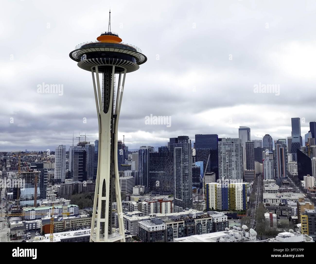 Luftbild des Space Needle, das über der modernen Skyline und dichten urbanen Architektur von Seattle, WA, USA aufragt Stockfoto