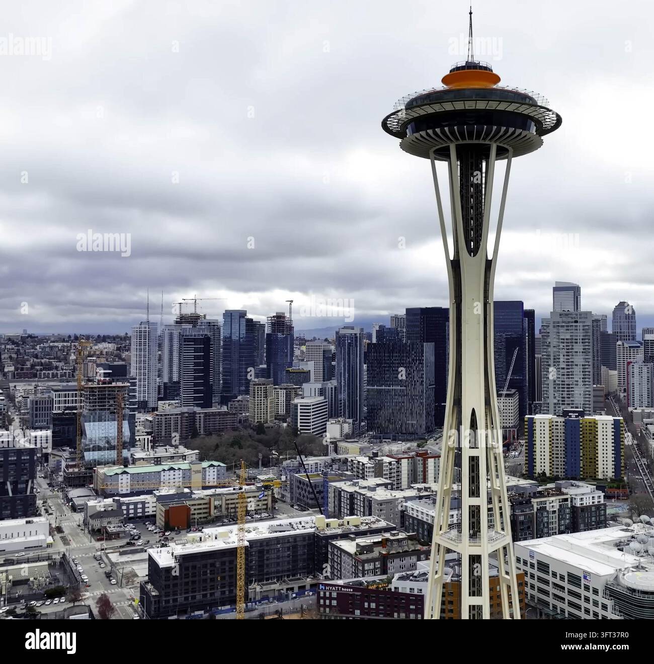 Luftbild des Space Needle, das über der modernen Skyline und städtischen Architektur von Seattle, WA, USA aufragt Stockfoto
