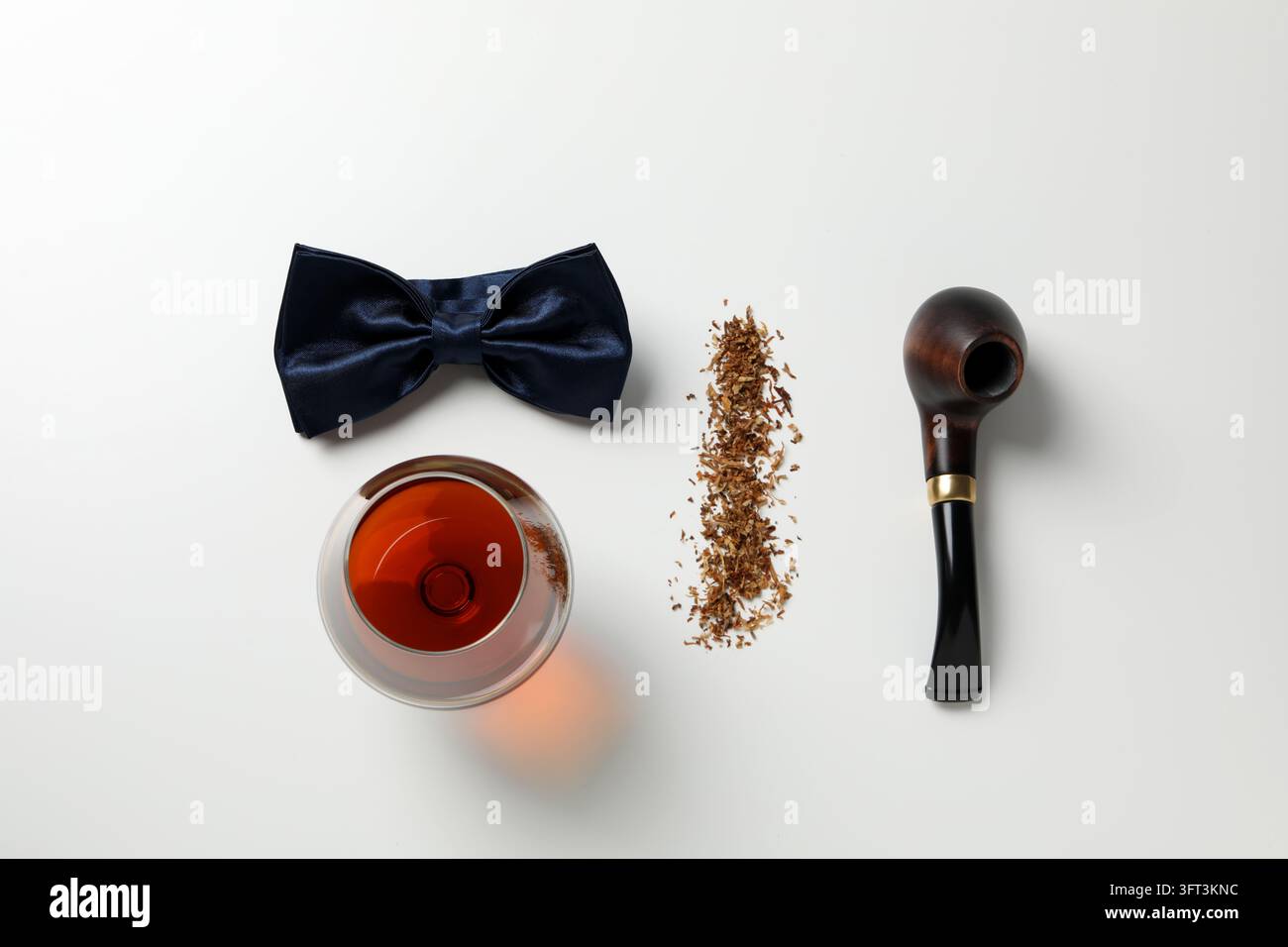 Flat Lay mit Männeraccessoires auf weißem Hintergrund Stockfoto