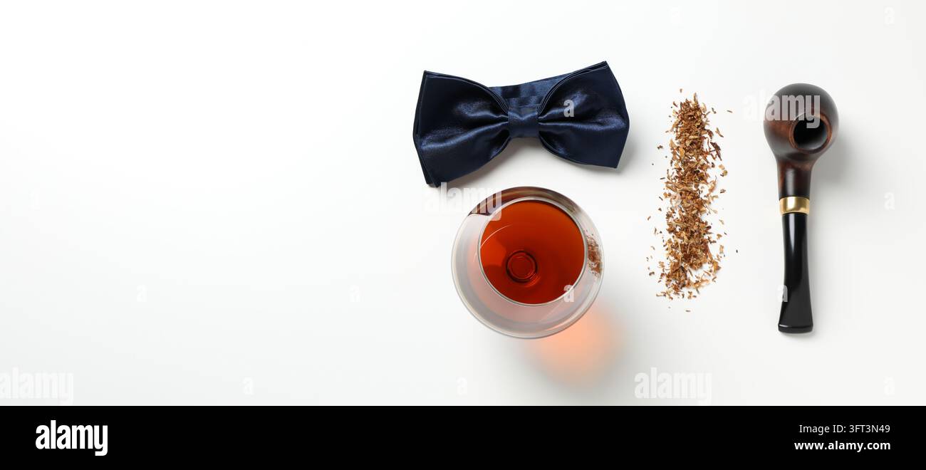 Flat Lay mit Männeraccessoires auf weißem Hintergrund Stockfoto