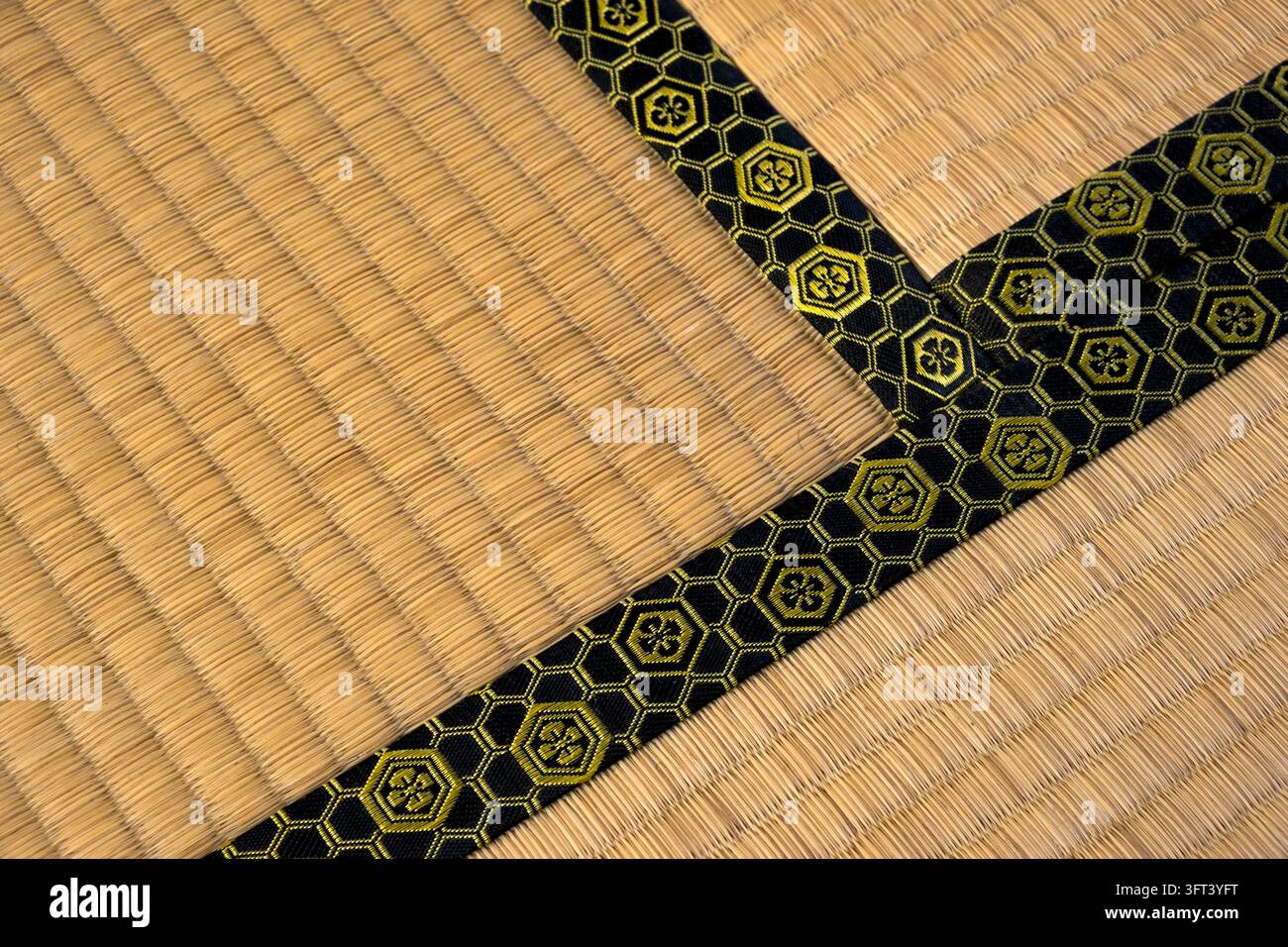 Detail eines gewebten weichen Schilfrohr- (Igusa-) Tatami- (畳) Bodenteppich in einem traditionellen japanischen Zuhause schafft ein Konzept-, Hintergrund- oder abstraktes Bild von Japan. Stockfoto