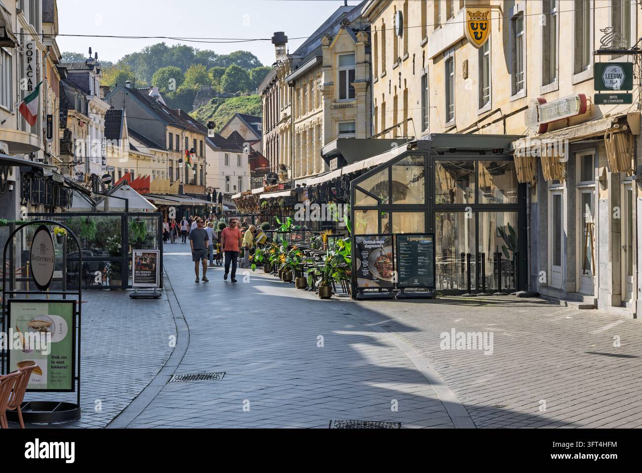 Valkenburg, Niederlande, 04. Oktober 2026. Fußgängerzone gefüllt mit gemütlichen Außengastronomie-Terrassen, Speisekarten und historischen Ladenfassaden. Stockfoto