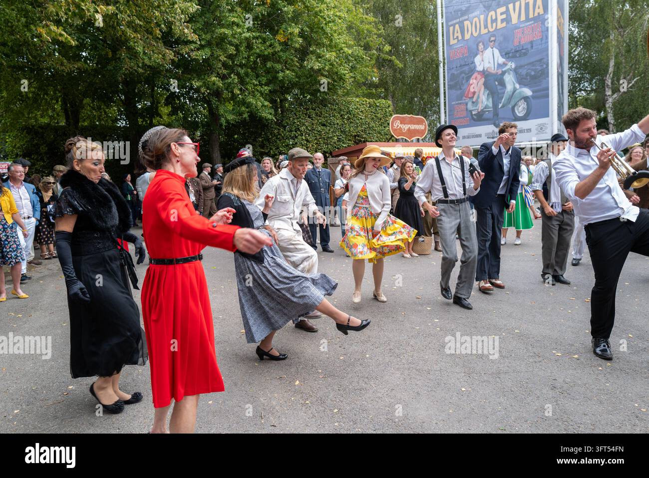 September 2026 – Charakterdarsteller tanzen beim Goodwood Revival Autorennen Stockfoto