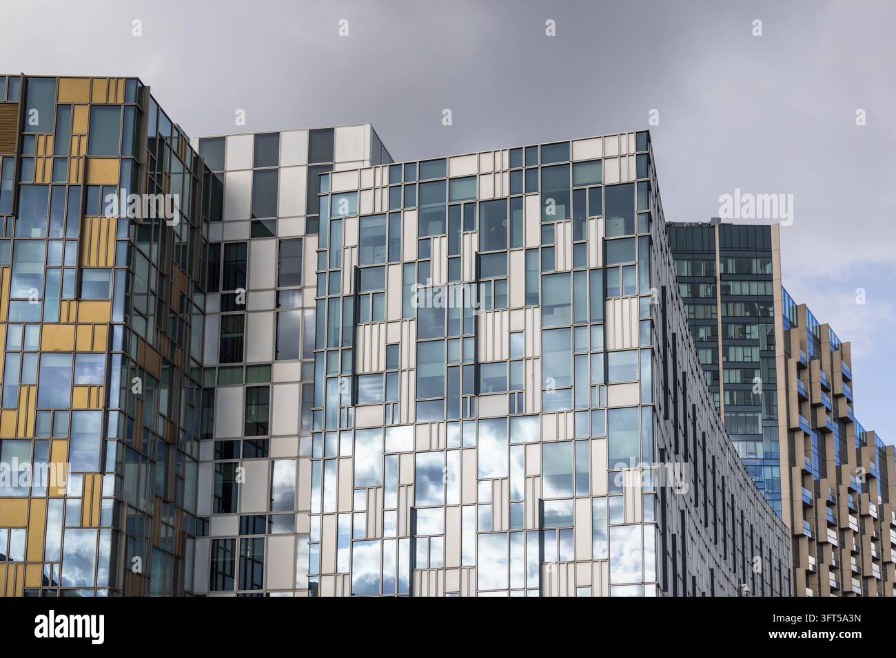 Außenansicht von zeitgenössischen Bürotürmen mit geometrisch gemustertem Glasfassade Stockfoto