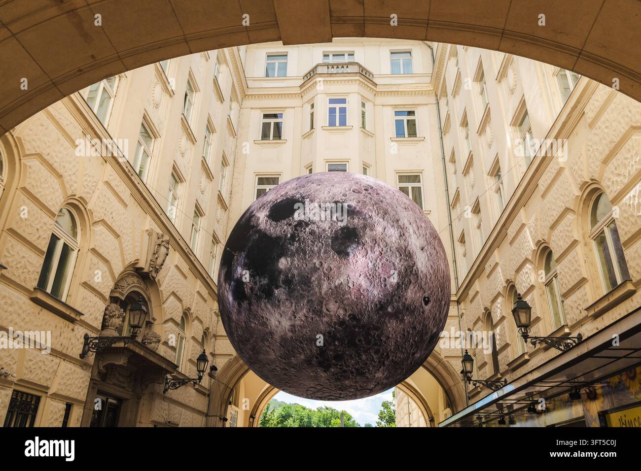 Budapest, Ungarn, 25. Juni 2026: Eine riesige NASA-basierte Nachbildung des Mondes, die unter der historischen Arkade am Piarista Koz im Zentrum von Budapest hängt. Stockfoto