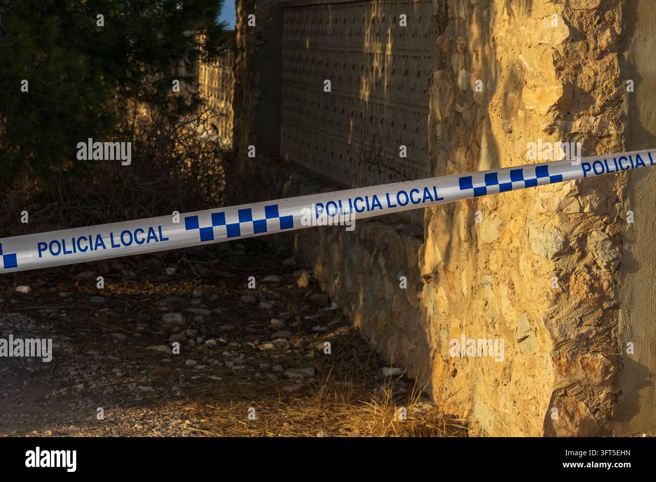 lokales Polizeiband im Viertel von Alicante Stockfoto