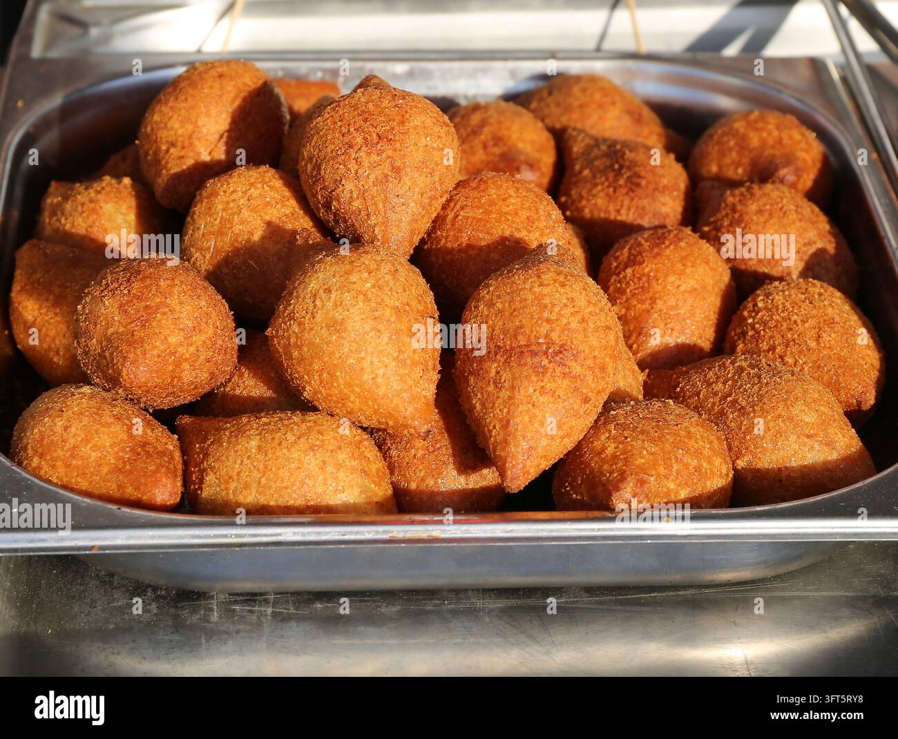 Fried Kibbeh aka Icli Kofte bereit zum Verkauf auf dem Taste of Adana Festival in Adana, Türkei Stockfoto