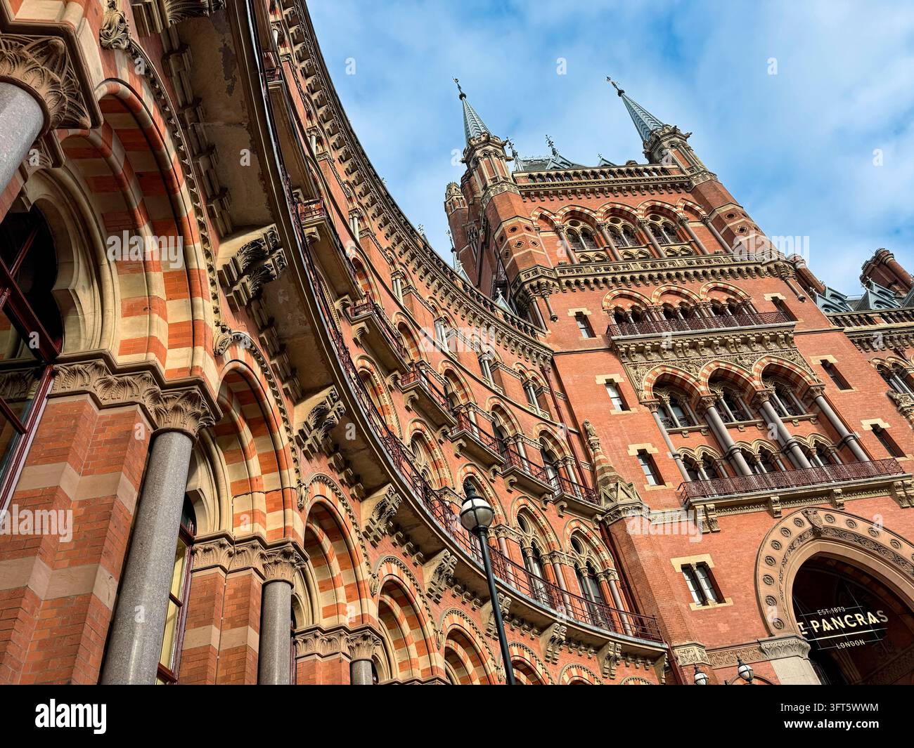 Außenansicht des Midland Grand Hotel in St Pancras, London, das kunstvolle viktorianische Neogotik-Architektur und aufwendige Ziegelsteinverkleidung zeigt. Stockfoto