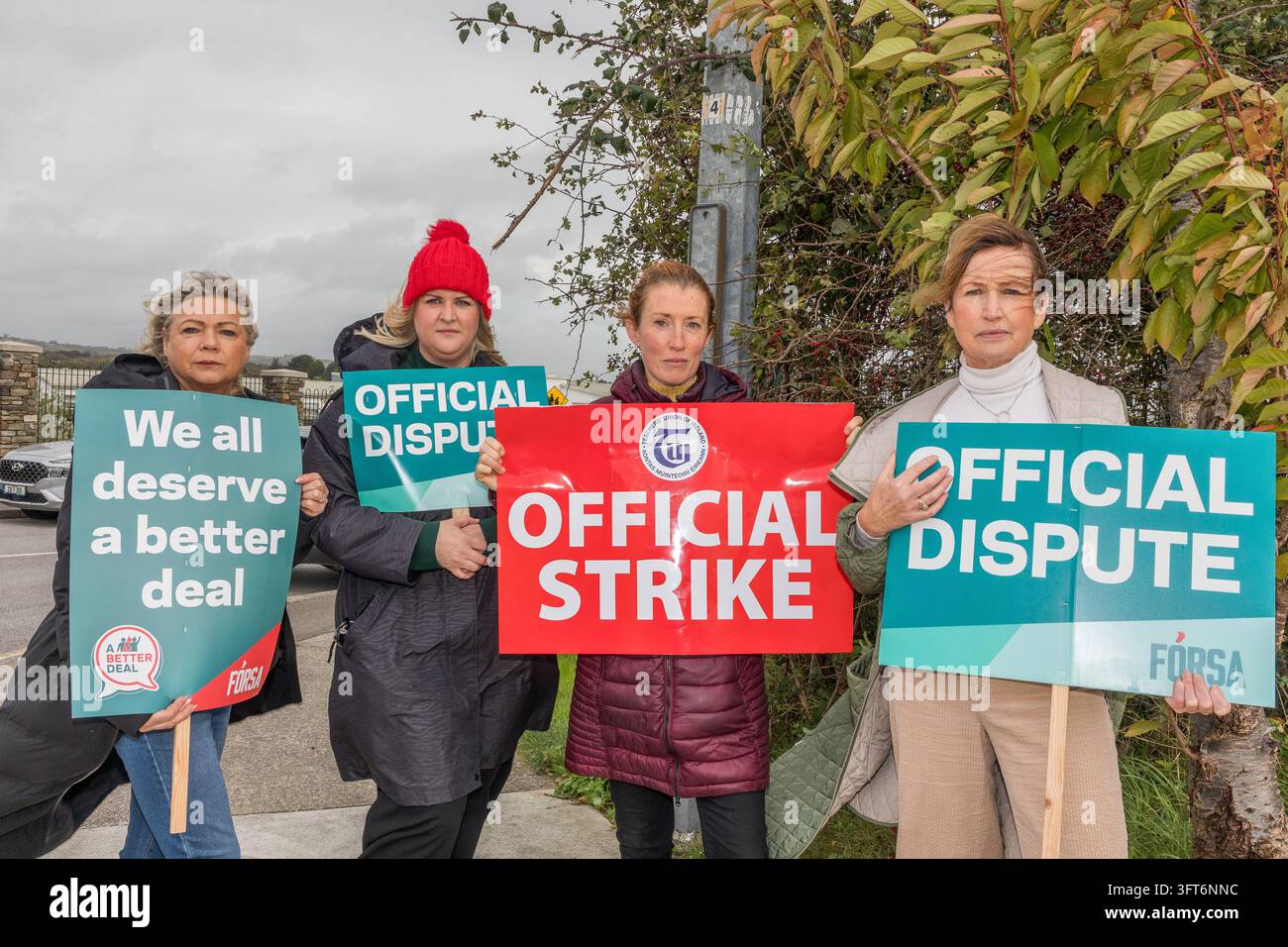 Carrigaline, Cork, Irland. 14. Oktober 2026. Geraldine Ryan, Michelle Ring, Edel Kearney und Patricia McCarthy der Gewerkschaften Fórsa und TUI auf der Streiklinie während des Lohnstreiks des öffentlichen Sektors am Edmund Rice College, Carrigaline, Co. Cork. - Credit: David Creedon / Alamy Live News Stockfoto