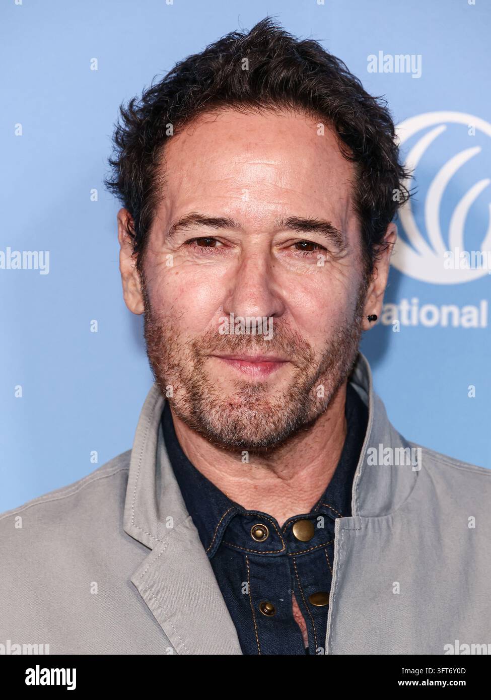 Beverly Hills, Vereinigte Staaten. 14. Oktober 2026. BEVERLY HILLS, LOS ANGELES, KALIFORNIEN, USA - 13. OKTOBER: Rob Morrow kommt bei der Wohltätigkeitsveranstaltung „This Is Crazy!“ der National Alliance On Mental Illness (NAMI) an, die am 13. Oktober 2026 im Wallis Annenberg Center for the Performing Arts in Beverly Hills, Los Angeles, Kalifornien, USA stattfindet. (Foto von Xavier Collin/Image Press Agency) Credit: Image Press Agency/Alamy Live News Stockfoto