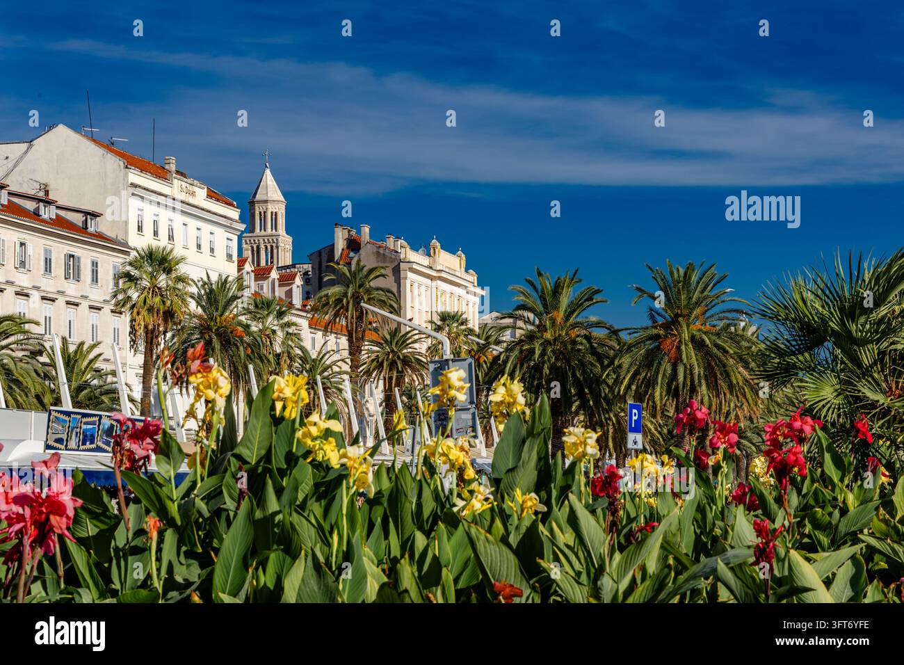 Diokletians Palast in Split, Kroatien, gesehen entlang der Hauptstraße der Stadt mit bunten Blumen im Vordergrund. Der historische Palast ist einer der Mo Stockfoto