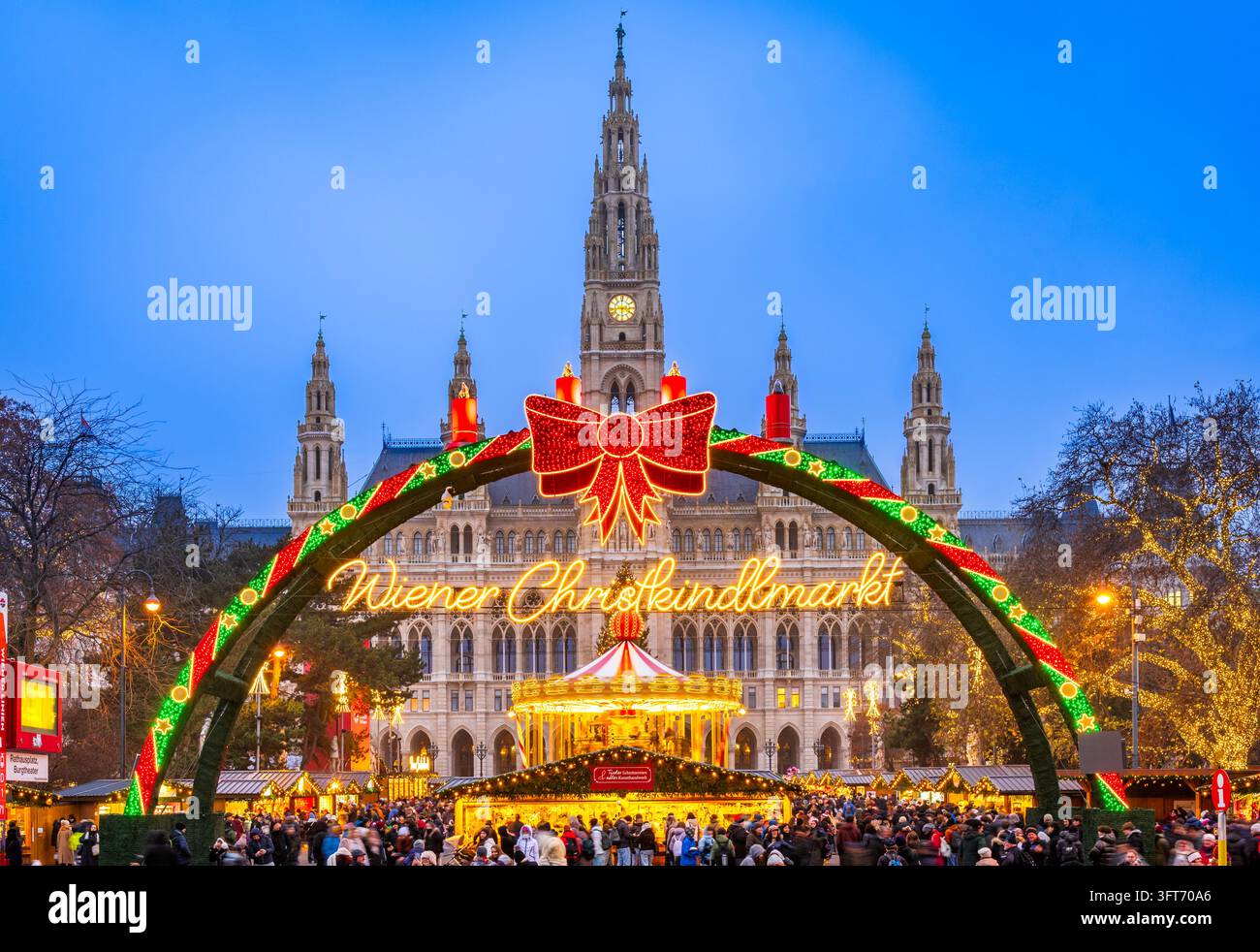 Wien, Österreich – 16. Dezember 2025. Festlich beleuchteter Torbogen auf dem Wiener Weihnachtsmarkt während der Blauen Stunde. Stockfoto