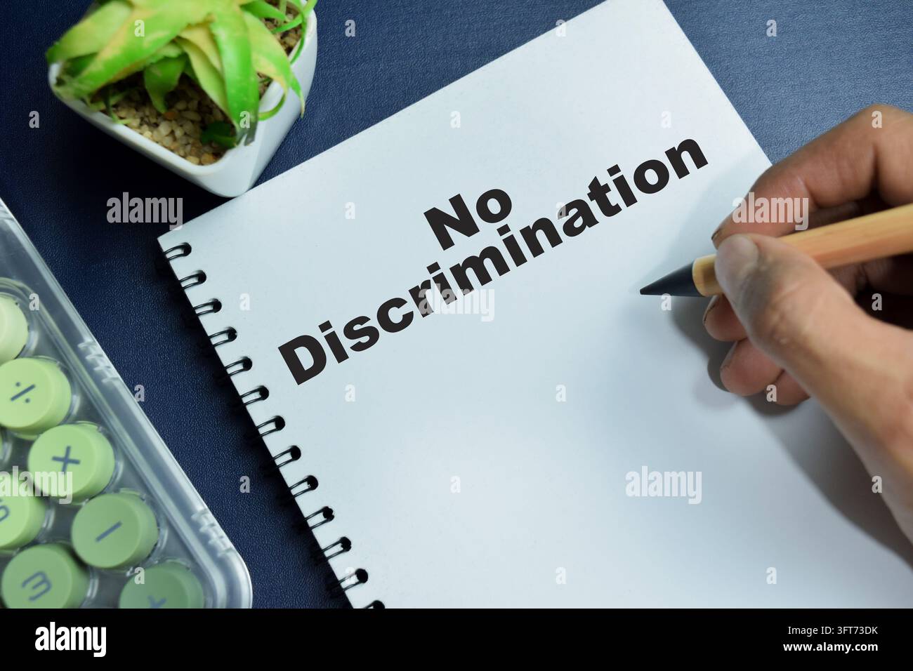 Konzept von keiner Diskriminierung steht auf einem Buch, isoliert auf dem Tisch. Stockfoto