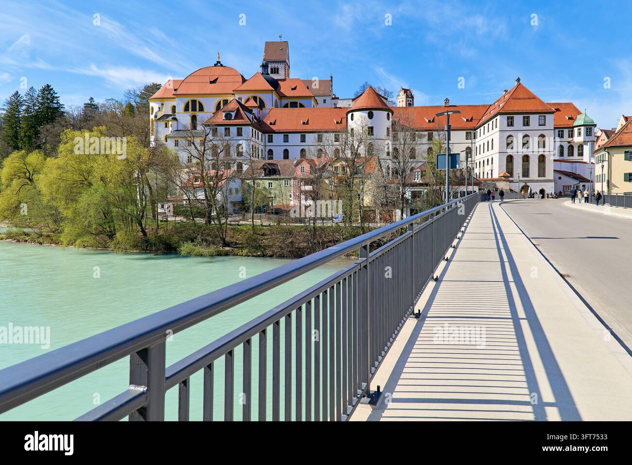 Ehemaliges Benediktinerkloster über dem türkisblauen Lech in Füssen, Bayern, an einem Frühlingsnachmittag, ein Halt auf der Romantischen Straße. Stockfoto